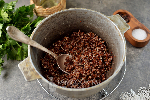 Теплый салат с киноа и овощами