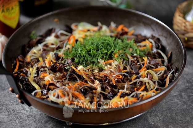 Азиатский салат с древесными грибами и битыми огурцами