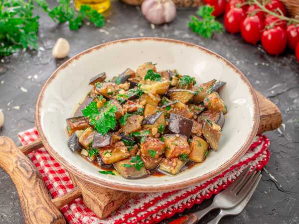 Баклажаны на сковороде с чесноком, майонезом и помидорами — классический рецепт с пошаговыми фото