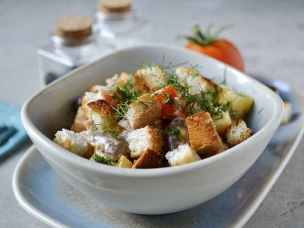 Очень вкусный салат с фасолью и копчёной колбасой — 7 самых простых рецептов