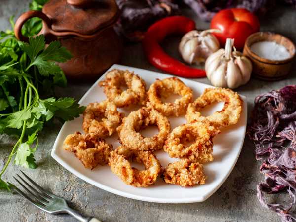 Кольца кальмара в панировке, рецепт простой, вкусной и хрустящей закуски.