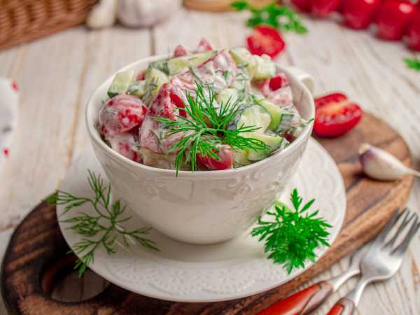 Овощной салат в пикантном соусе: рецепт с помидорами, огурцами и перцем