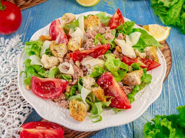 Салат Цезарь по-домашнему – рецепт вкусного салата с сыром.