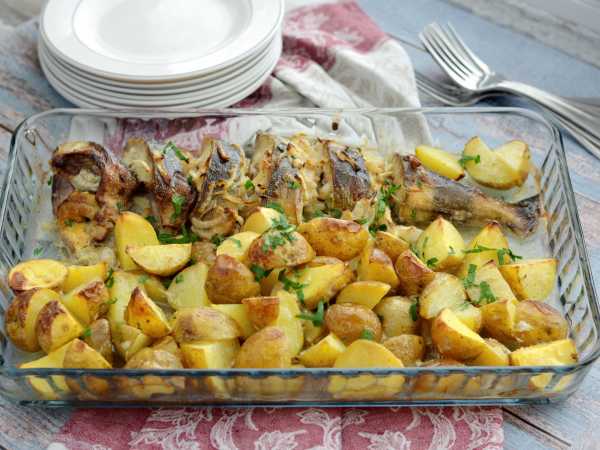 Рецепт: Терпуг запеченный с картофелем - В духовке
