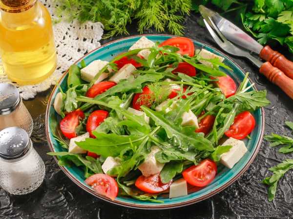 Салат с руколой, помидорами черри, кедровыми орешками и сыром