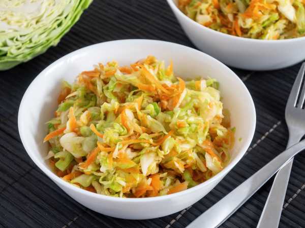 Как приготовить свежий капустный салат, похожий на столовой
