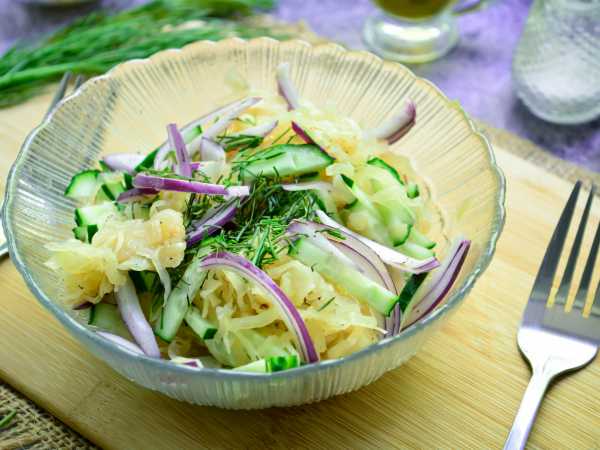 Картофельный салат с квашеной капустой, маринованными огурцами и луком — рецепты | Дзен