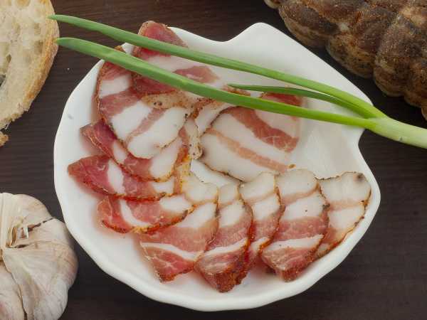 Домашняя грудинка из свинины, запеченная в духовке (с нитритной солью)