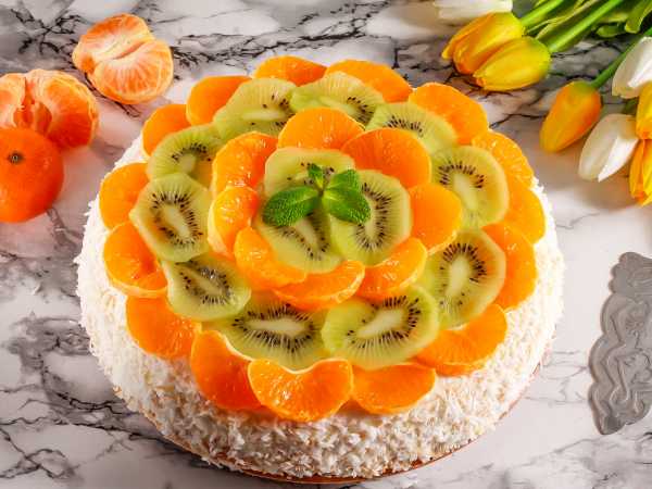 Блинный торт со сливочным кремом и фруктами