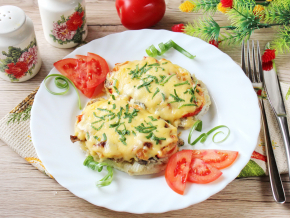 Свинина запечённая с овощами под соусом