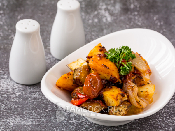 Картошка, запеченная с овощами в духовке, рецепт с фото