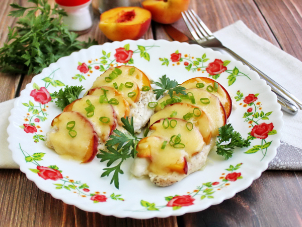 Куриное филе с персиками и сыром в духовке, рецепт с фото