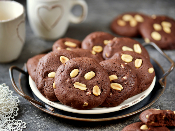 Шоколадное печенье с арахисом, рецепт с фото