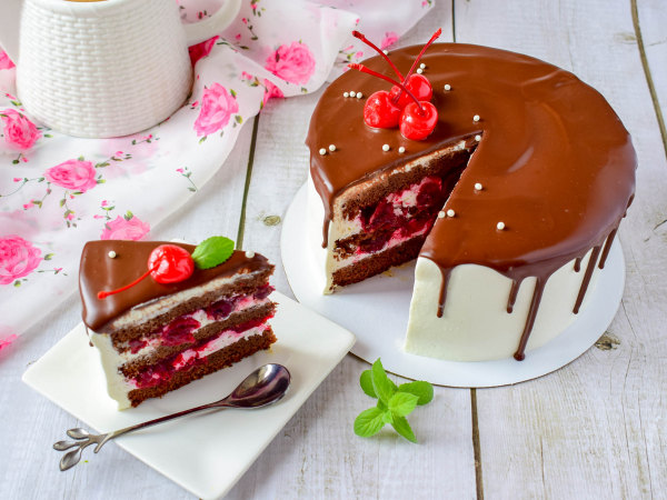Шоколадный торт с вишней и сметанным кремом - рецепты с фото