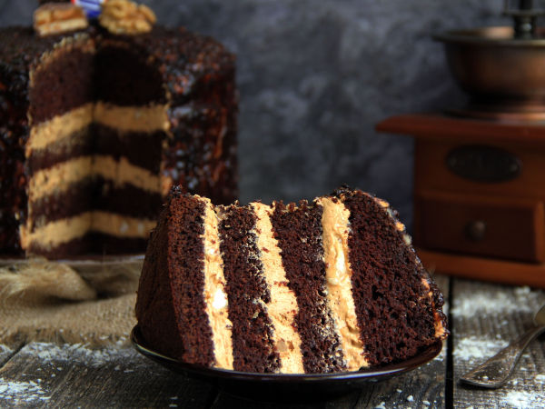 Шоколадный торт с вареной сгущенкой и грецкими орехами