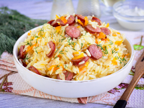 Рис с колбасой на сковороде — рецепт с фото пошагово
