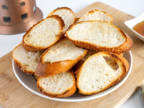 Сухарики из черного хлеба с чесноком, пошаговый рецепт с фото на ккал