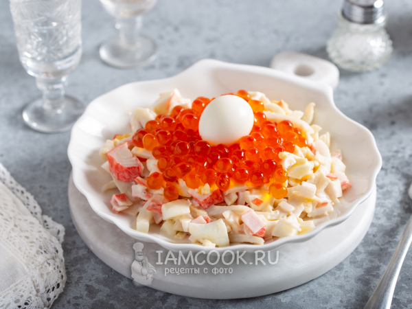Салат «Жемчужина» с кальмарами и красной икрой, рецепт с фото