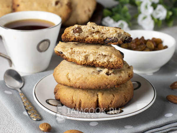 Песочное печенье с орехами и изюмом, рецепт с фото