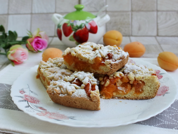 Тёртый пирог с абрикосами и творогом