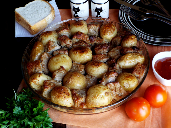 Запеченное мясо с картошкой в духовке: рецепт с фото и пошаговой инструкцией