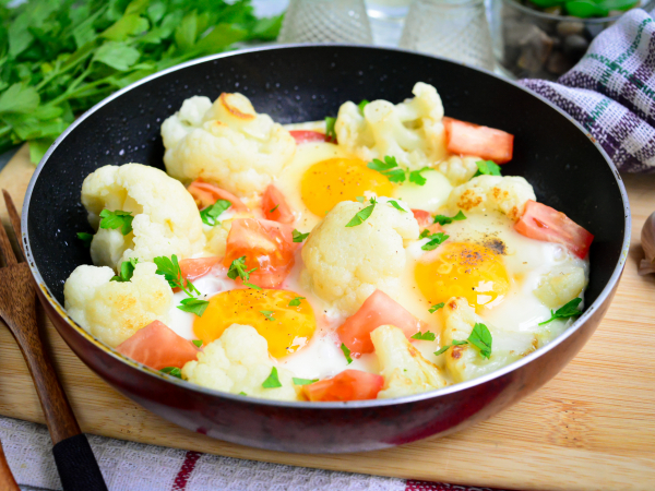 Яичница с цветной капустой и помидорами на сковороде — рецепт с фото пошагово