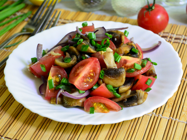 Салат с грибами и помидорами