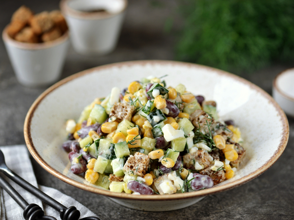Салат с сухариками, кукурузой и фасолью – пошаговый рецепт приготовления с фото