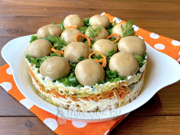 Салат «Лукошко» с грибами и корейской морковью, рецепт с фото