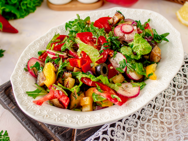 Тёплый салат из баклажанов, перца и помидоров, рецепт с фото