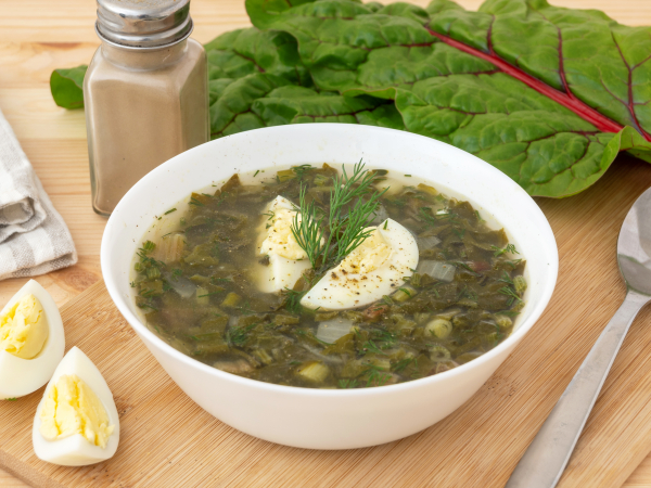 Суп из свекольной ботвы со щавелем и яйцом — рецепт с фото пошагово