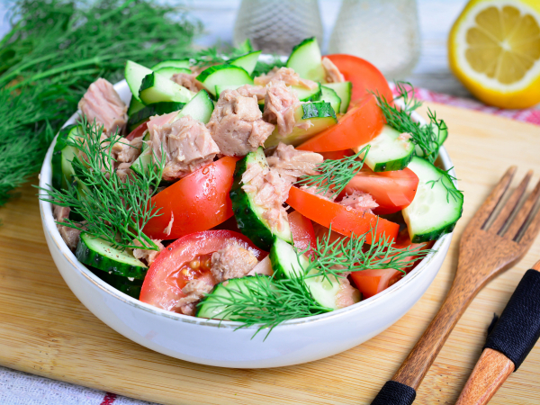 Салат с тунцом, помидорами и огурцами, рецепт с фото