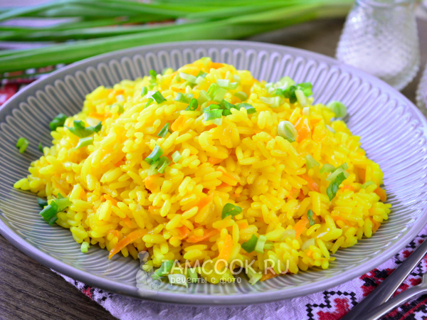 Рис с куркумой и овощами на сковороде, рецепт с фото