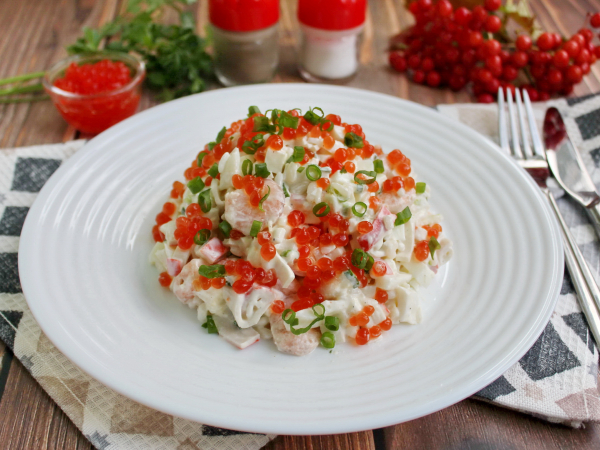 Салат с кальмарами, креветками, крабовыми палочками и красной икрой, рецепт с фото
