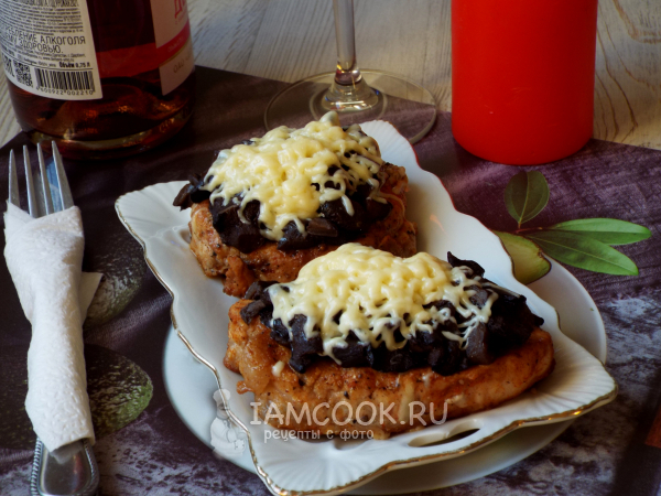Мясо по-французски в духовке с помидором, сыром и грибами