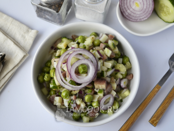 Мюнхенский салат с сельдью и горошком, рецепт с фото