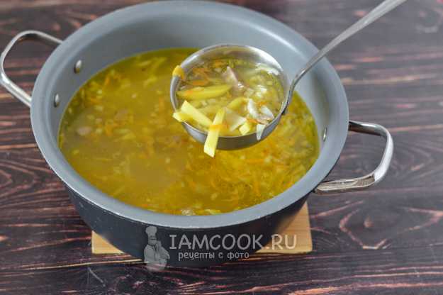 Корейский суп с пельменями (Мандугук)