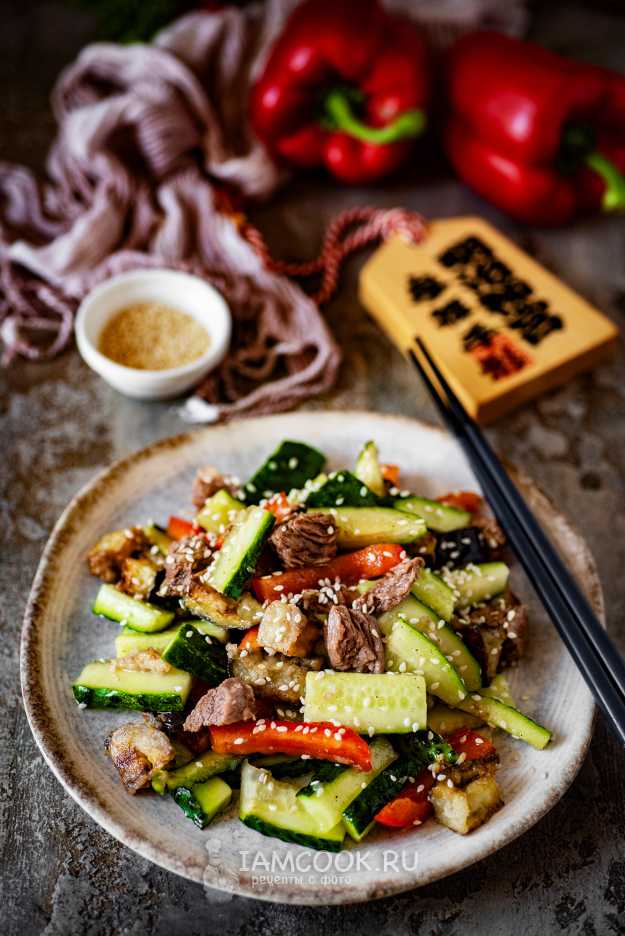 Китайский салат с говядиной и огурцом