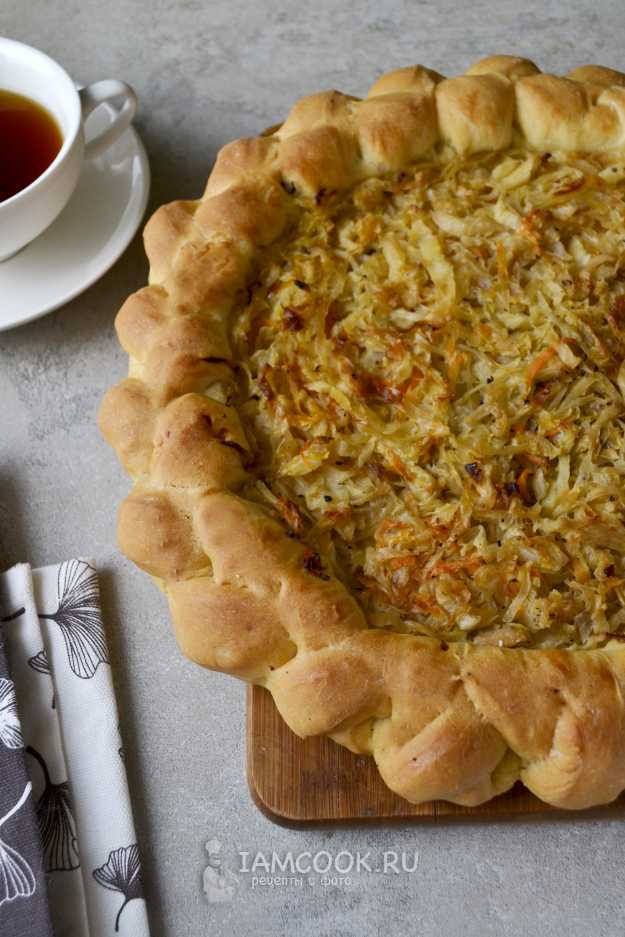 Открытый пирог с капустой – 11 рецептов с добавлением мяса, картошки, рыбы или сосисок