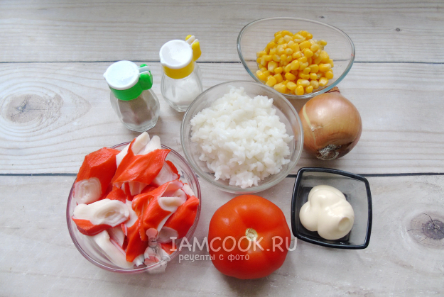 Салат с крабовыми палочками, помидорами и рисом