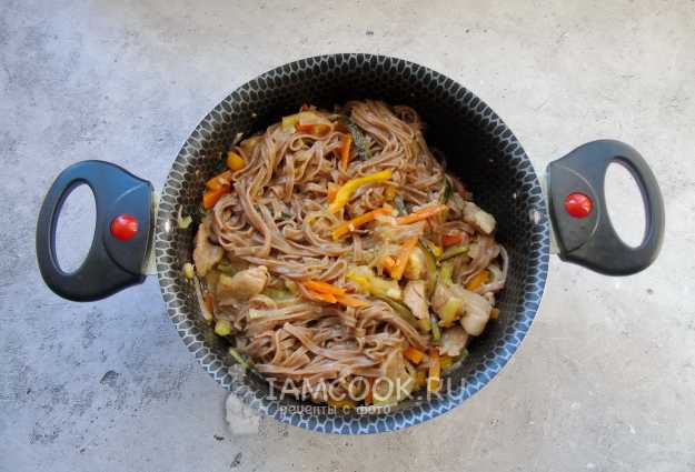 Гречневая лапша с индейкой и овощами в соусе терияки