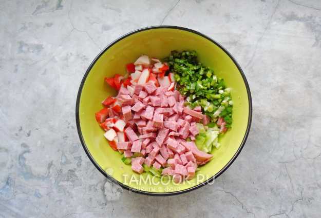 Салат из капусты и крабовых палочек с колбасой