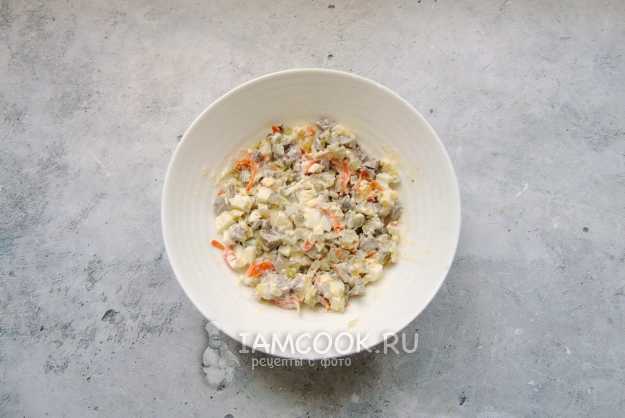Как приготовить Салат из сердечек индейки, грибами, морковкой и луком рецепт пошагово