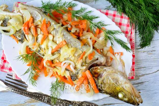 Рыба, запеченная с луком и морковью под сырно-майонезной корочкой