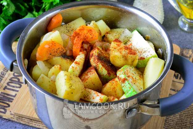 Тушеная картошка с капустой беконом и клюквой — рецепт с фото