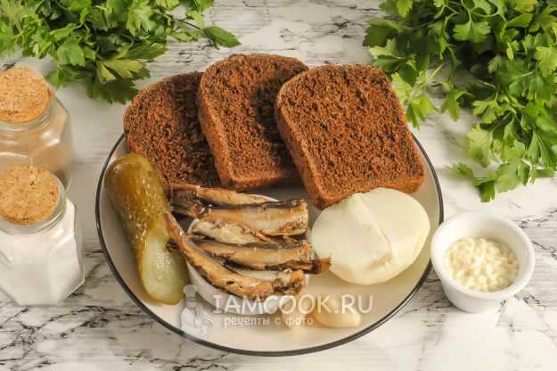 Бутерброды со шпротами на жареном хлебе