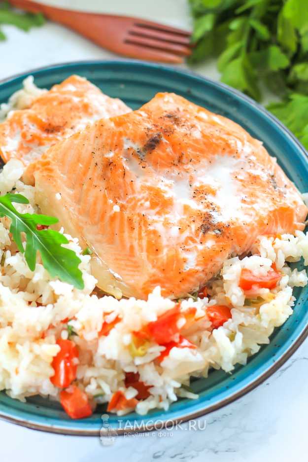 Рецепт кеты в духовке с рисом. Разноцветное рыбное блюдо, которое включает красную рыбу и белый рис