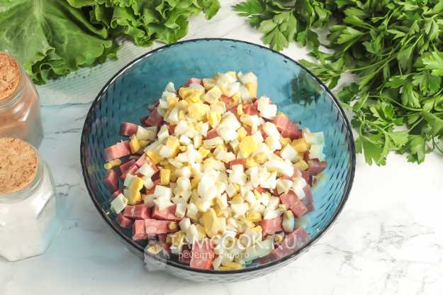 Салат «Ежик» с копченой колбасой и кукурузой — рецепт с фото пошагово