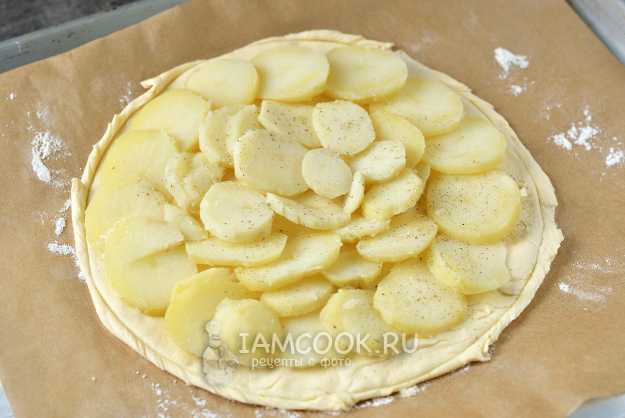 Пирог закусочный из слоеного теста - пошаговый рецепт с фото