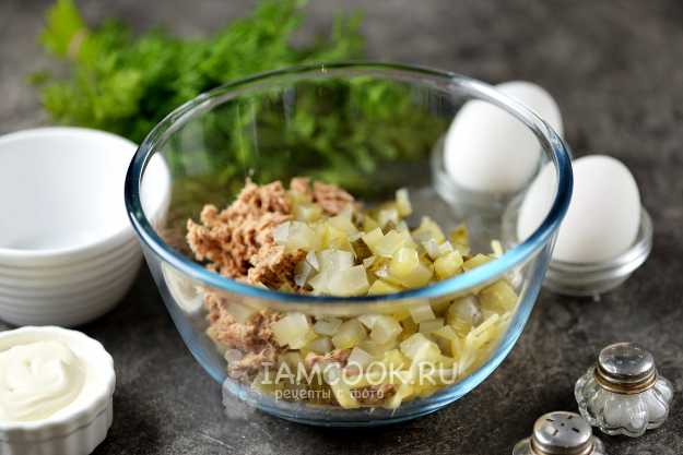 Салат с тунцом и соленым огурцом — рецепт с фото пошагово